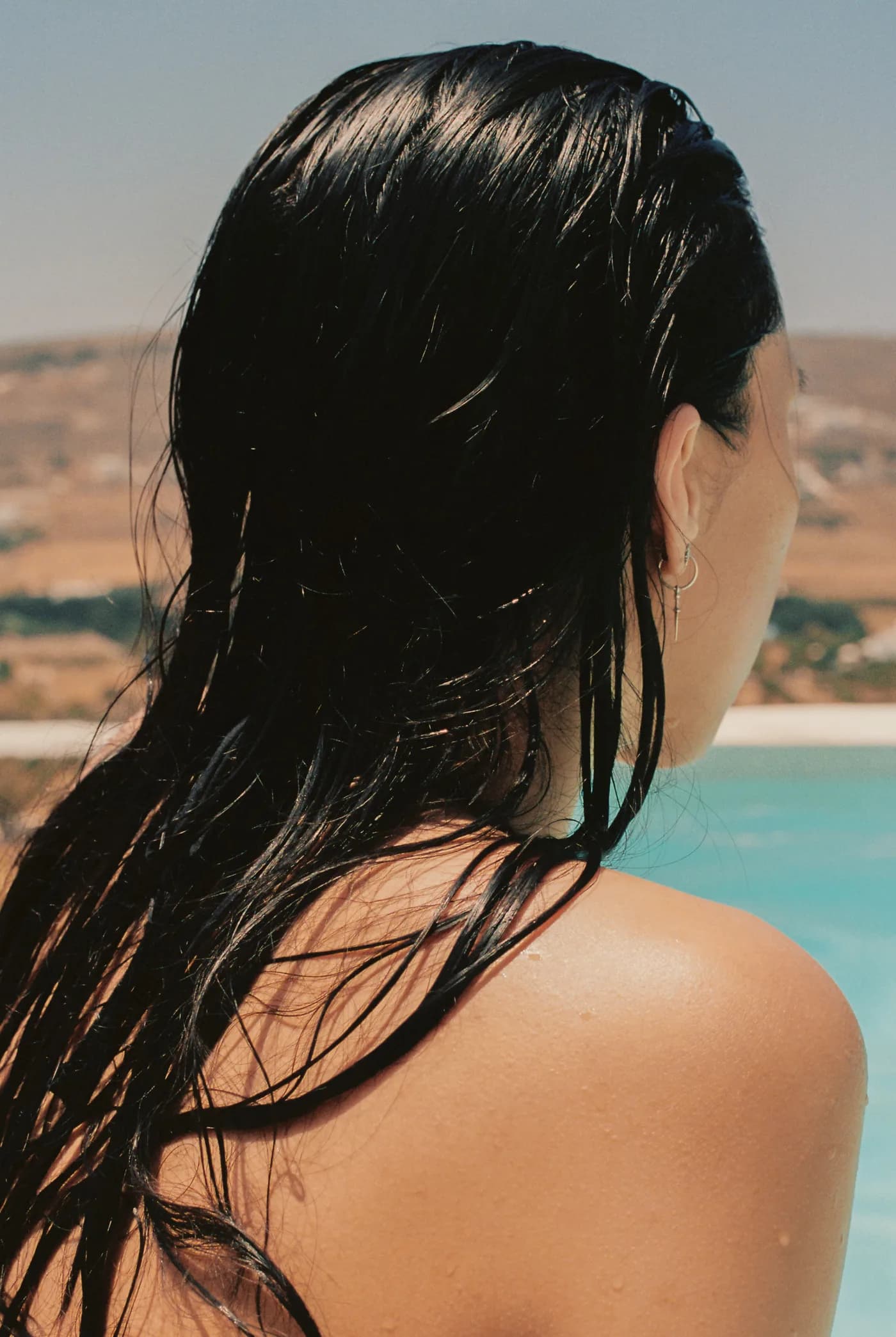 Cabello húmedo recién tratado bajo luz natural